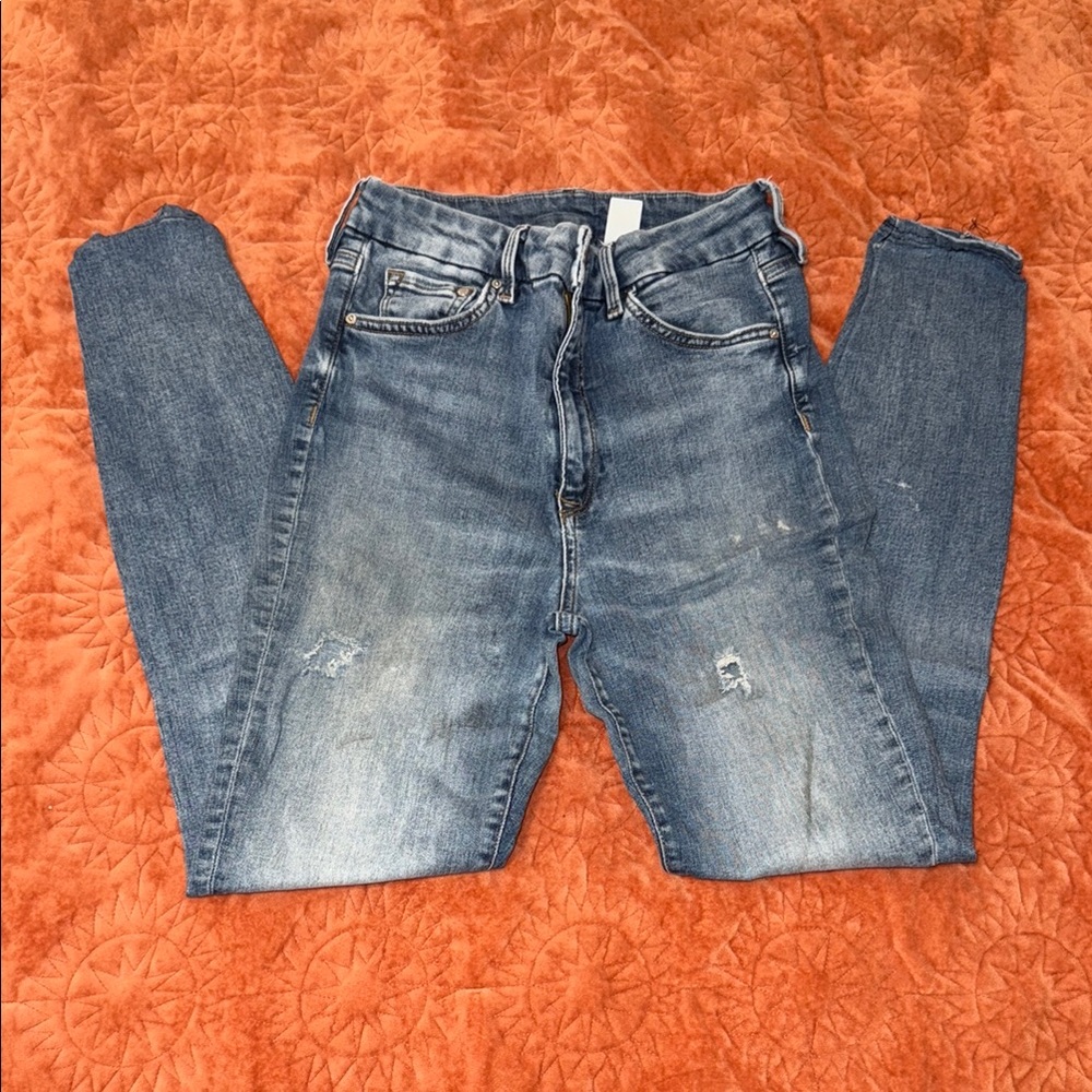 Blue Skinny Jeans with Vintage-Inspired Distressing